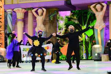 La XIII Gala de la Integración viste el escenario del Carnaval de La Tierra con el desfile de sus participantes/Lpcarnaval.